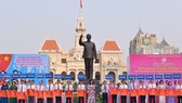 Chủ tịch UBND TPHCM Nguyễn Thành Phong và Phó Chủ tịch UBND TPHCM Nguyễn Thị Thu trao cờ thi đua cho các Cụm trưởng, Khối trưởng thi đua TP. Ảnh: VIỆT DŨNG