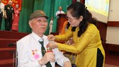 Đồng chí Nguyễn Thị Lệ, Phó Bí thư Thành ủy, Chủ tịch HĐND TPHCM trao huy hiệu 60 năm tuổi Đảng cho đảng viên Đảng bộ quận 11