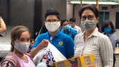 Đại diện Liên đoàn Lao động TPHCM trao quà cho người dân có hoàn cảnh khó khăn trên địa bàn quận 7