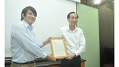 Thừa ủy quyền Phó Chủ tịch nước, Phó Chủ tịch Thường trực UBND TP Lê Thanh Liêm trao Thư khen cho ông Hoàng Tuấn Anh, Giám đốc Công ty Cổ phần Vũ trụ xanh. Ảnh: CAO THĂNG