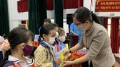 Con công nhân nhận học bổng Nguyễn Đức Cảnh do LĐLĐ quận 5 trao tặng