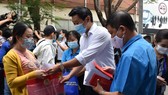Tổ chức công đoàn TPHCM gửi lời chúc mừng năm mới, tặng quà gia đình công nhân trước lúc lên tàu