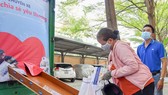 Trao nhu yếu phẩm đến công nhân đang cách ly tại doanh nghiệp