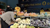 Người khó khăn chọn mua thực phẩm tại siêu thị 0 đồng ngày 25-7