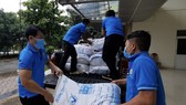 Cán bộ công đoàn mang thực phẩm đến công nhân lao động khó khăn