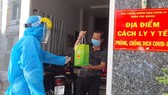 Đội Đồng hành cùng F0 khỏi bệnh đến từng nhà F0 tặng thuốc, thăm khám, tư vấn sức khỏe