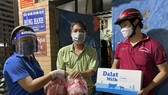 Hỗ trợ quà đến người dân khó khăn do dịch Covid-19