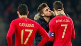 Ronalo bị cưỡng hôn ngay trong trận đấu của Bồ Đào Nha. Ảnh: RTE