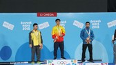Lực sĩ Ngô Sơn Đỉnh (giữa) trên bục nhận HCV Olympic trẻ.