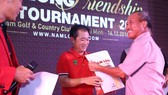 Ông Nguyễn Xuân Quang (phải) trao giải cho golf thủ.