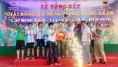 Đội Công an tỉnh Tây Ninh nhập Cúp vàng từ Ban tổ chức. Ảnh: DŨNG PHƯƠNG