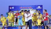 Bầu Đệ thưởng nóng các cầu thủ U17 Thanh Hóa 350 triệu đồng sau chiến thắng. Ảnh: ANH KHOA