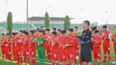 HLv Phạm Như Thuần và các tài năng nhí tham gia Trại hè bóng đá Toyota 2019.