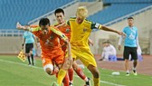 Phù Đổng (áo cam) không thể kiếm điểm trên sân nhà trước Đắk Lắk. Ảnh: MINH HOÀNG