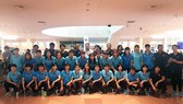 HLV Miura chụp ảnh cùng đội tuyển nữ Việt Nam tại sân bay. Ảnh: Đoàn Nhật 