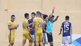 Trận thua đậm của CLB Hà Nội trên sân Thanh Hóa ở lượt đi. Ảnh: MINH HOÀNG