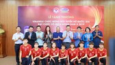 Đại diện đội tuyển nữ Viêt Nam chụp ảnh lưu niệm cùng lãnh đạo Tổng cục TDTT, VFF và nhà tài trợ Vinamilk. Ảnh: Anh Trần