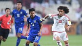 UAE (phải) gần đây chỉ hòa được Thái Lan 1-1 ở Asian Cup 2019.