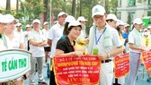 Ông Ryu Jei Man trao cờ lưu niệm cho các đoàn VĐV tham dự tại lễ khai mạc