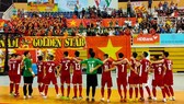Đội tuyển futsal Việt Nam đến chào các CĐV sau trân đấu. Ảnh: Dũng Phương