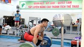 Lực sĩ Thạch Kim Tuấn tập luyện tại Nhà tập luyện Phú Thọ (TPHCM). Ảnh: NGUYỄN NHÂN