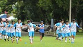 HLV Huỳnh Hồng Sơn cùng các học trò của đội ĐH Bách Khoa tập luyện trước khi vào giải.