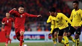 Malaysia (phải) xin dời lịch thi đấu vòng loại đến tháng 6, trong đó có trận tiếp đón Đội tuyển Việt Nam.