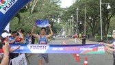 VĐV 2 đích ở giải "Chạy vì điền kinh Việt Nam" 2021. Ảnh: NGUYỄN ANH