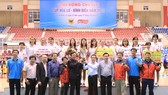 Ông Ngô Văn Đông (TGĐ Công ty CPPB Bình Điền) và lãnh đạo tỉnh NInh Bình trao Cúp vô địch cho CLB VTV Bình Điền Long An.