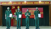 HLV Phạm Minh Dũng (thứ 2 từ trái qua) chính thức nhận nhiệm vụ dẫn dắt đội nữ Bộ Tư lệnh Thông tin. Ảnh: CLB