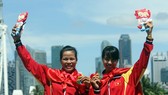 Phạm Thị Huệ (trái) giành vé tham dự Olympic cho rowing Việt Nam.