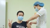Tuyển thủ cầu lông Nguyễn Thùy Linh được tiêm mũi vaccine với mũi thứ 2 trong ngày. Ảnh: Liên đoàn cầu lông Việt Nam