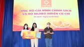 Bà Mai Thị Hồng Hạnh (giữa) trao tặng 5 tỷ đồng cho các gia đình chính sách, hộ nghèo của huyện Củ Chi.