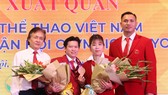 Cựu lực sĩ Trần Lê Quốc Toàn (thứ 2 từ trái qua) nhận HCĐ Olympic London 2012. Ảnh: MINH CHIẾN