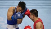 Nguyễn Văn Đương (phải) không thể tạo bất ngờ trước đối thủ Erdenebat Tsendbaatar. Ảnh: REUTERS