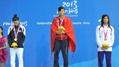 Kình ngư Nguyễn Thị Ánh Viên (giữa) tưng giành HCV tại Đại hội thể thao trẻ châu Á 2013.