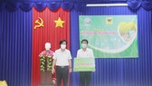 Ông Ngô Văn Đông - TGĐ Công ty CP Phân bón Bình Điền - trao tặng combo nông sản cho nông dân tại Long An.