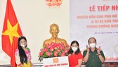 Chủ tịch HĐQT VietOil Mai Thị Hồng Hạnh (trái) trao tặng xe cứu thương cho tỉnh Bến Tre.