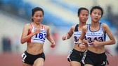 Nguyễn Thị Oanh (trái) trên đường đua 5.000m nữ. Ảnh: MINH HOÀNG
