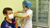 Tuyển thủ Thạch Kim Tuấn tiêm vaccine phòng Covid-19.