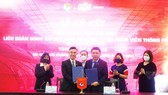 Ông Hoàng Việt Anh (FPT) và TTK VFF Lê Hoài Anh ký kết hợp tác.