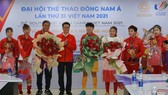 Phó Thủ tướng Vũ Đức Đam chúc mừng đại diện ban huấn luyện, nữ cầu thủ Việt Nam – Ảnh: VGP/Đình Nam