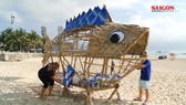 Cá Bống khổng lồ “ăn” rác thải nhựa trên bãi biển Đà Nẵng