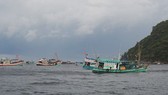 Tàu cá CM 92123 TS cùng 5 thuyền được lai dắt vào Hòn Chuối an toàn