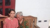 Mẹ già ngất xỉu khi thấy con gái trở về sau 22 năm lưu lạc tại Trung Quốc 