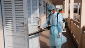 Cán bộ y tế tiến hành tiêu độc, khử trùng tại Trường Tiểu học Nguyễn Văn Huyên