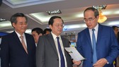 Bí thư Thành ủy TPHCM Nguyễn Thiện Nhân tham quan các gian hàng về du lịch của các tỉnh, thành ĐBSCL trưng bày tại hội nghị