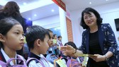 Phó Chủ tịch nước Đặng Thị Ngọc Thịnh tặng quà cho trẻ em có hoàn cảnh khó khăn
