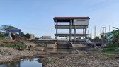 Kênh mương bên trong vùng ngọt hóa huyện Trần Văn Thời bị khô cạn do hạn hán