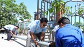 Lắp đặt đường ống dẫn nước dẫn nước ngọt “giải khát” cho người dân lúc cao điểm mùa khô hạn